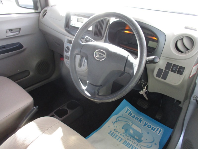 ダイハツ ミライース8枚目