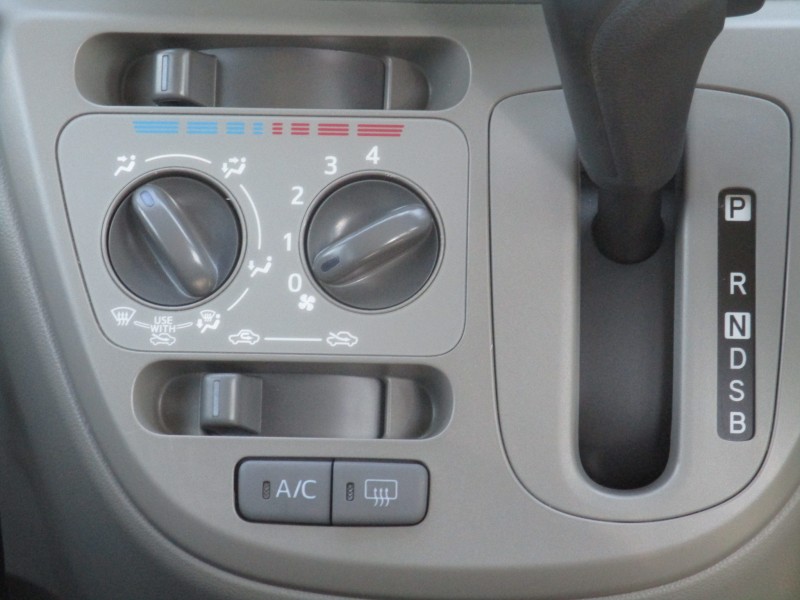 ダイハツ ミライース11枚目