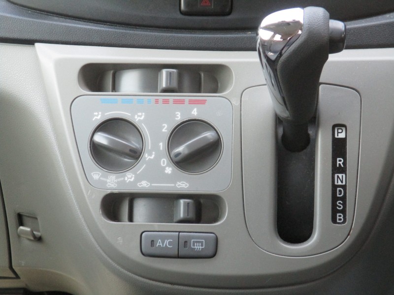 ダイハツ ミライース11枚目